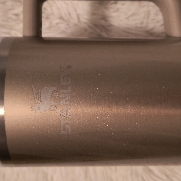 Stanley X e.l.f. 40oz Quencher Tumbler Honey Talks NWT - Picture 3 of 3